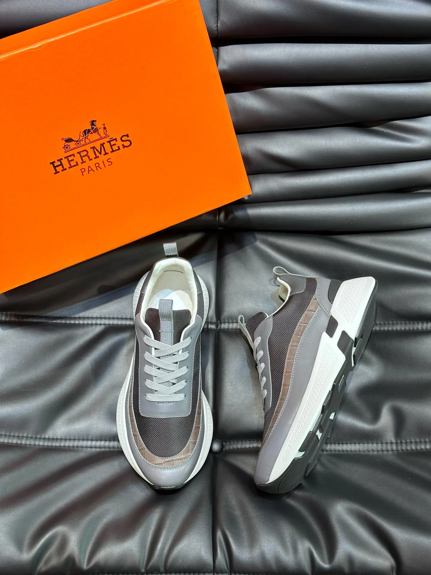 Factory price: 540💰HERMES/Hermes Hugo thick-soled sneakers are casual men's shoes. These sneakers are made of imported first-layer cowhide leather and breathable mesh design. The contrasting color design creates a dynamic and modern shape. The front end of the toe is decorated with natural-color rubber inlays. The style is novel and fashionable. The texture is incomparable, with cowhide lining and cowhide foot pads, the upper foot is comfortable and breathable, and the rubber sole is decorated with geometric patterns and iconic "H" details. A very personal one! Size: 39-44 (customized at 38.45)